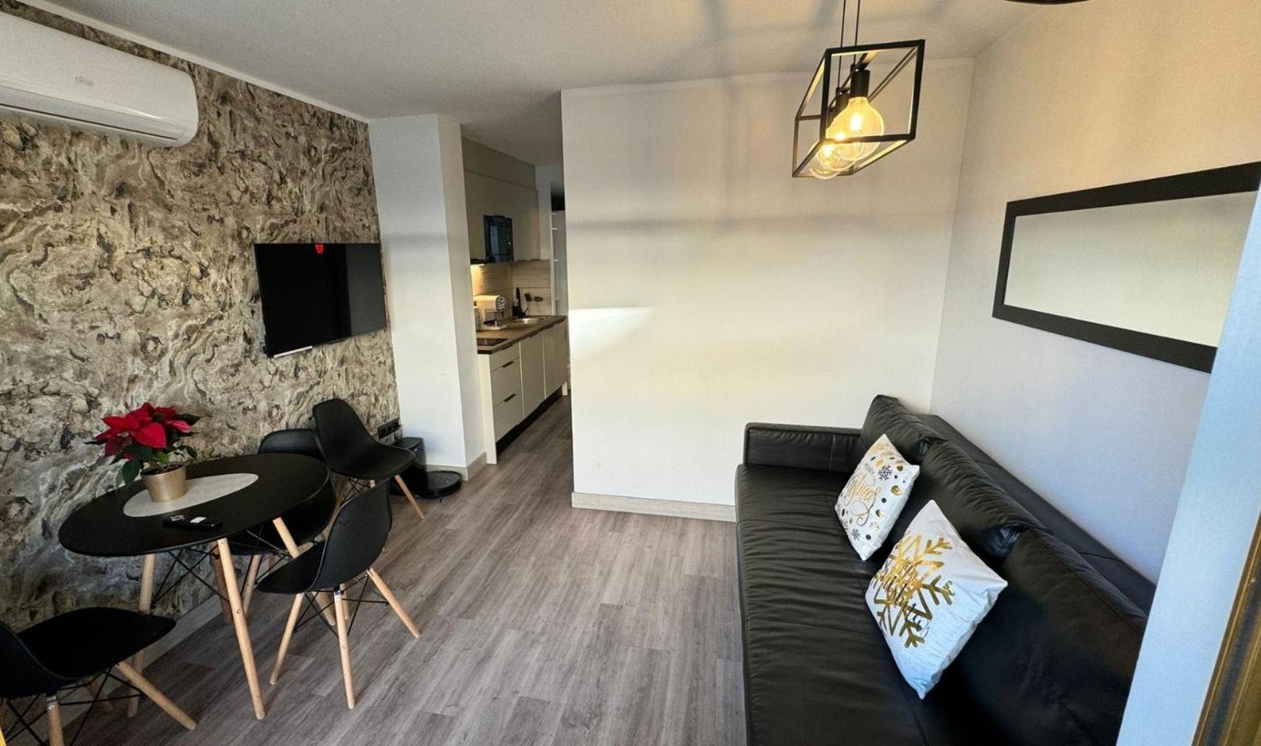 Aparthotel Inter2: New Self-Check-In Apartments with Garage Salou Exterior photo